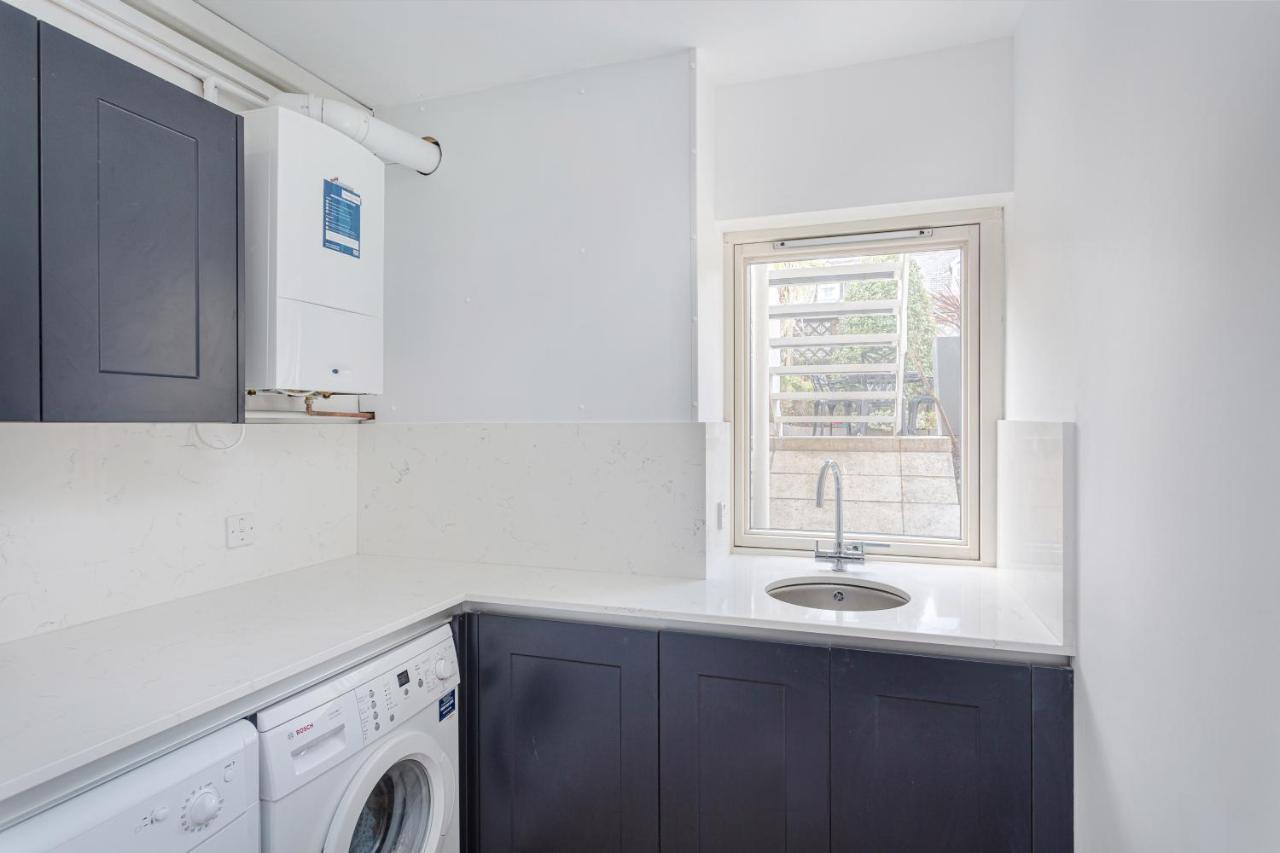 3 Bedroom Jesus Green Townhouse With Parking CBG Eksteriør bilde